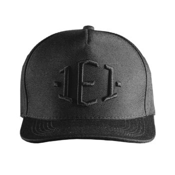 Boné fechado, bordado em relevo