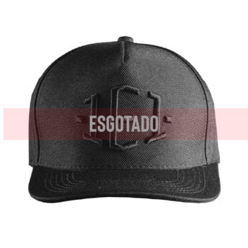 Boné fechado, bordado em relevo