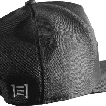 Boné fechado, bordado em relevo